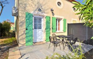 Maisons de vacances Awesome home in Gallargues-le-Montueux with Outdoor swimming pool, WiFi and 2 Bedrooms : photos des chambres