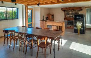 Maisons de vacances Nice home in Neulliac with WiFi and 4 Bedrooms : photos des chambres