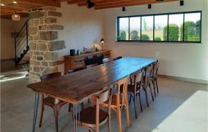 Maisons de vacances Nice home in Neulliac with WiFi and 4 Bedrooms : photos des chambres