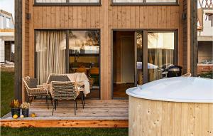 Cozy Home In Trzesacz With Kitchen