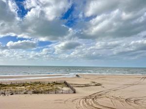 Appartements Exceptionnel FRONT de MER, 2 chambres, acces plage : photos des chambres