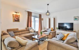 Stunning Home In Solin 