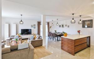 Stunning Home In Solin 