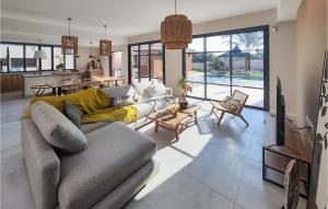 Maisons de vacances 5 Bedroom Beautiful Home In Puimisson : photos des chambres