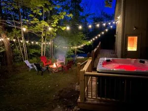 Wine Moose w Hot tub Fireplace Sauna 9min to Mt Snow - Newfane