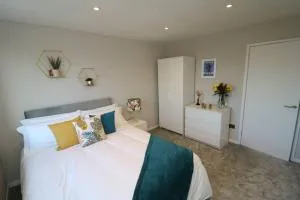 Welcoming 2 Bedroom Home with Driveway Parking - Bare