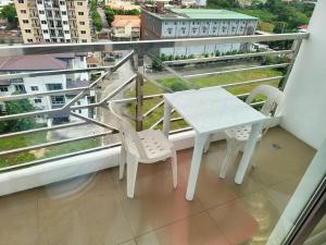 Sheryll Escapes - Kandi Palace Posh 9th floor new studio with King bed and housekeeping