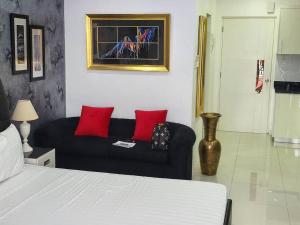 Sheryll Escapes - Kandi Palace Posh 9th floor new studio with King bed and housekeeping