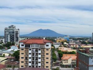 Sheryll Escapes - Kandi Palace Posh 9th floor new studio with King bed and housekeeping