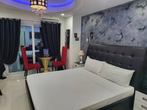 Sheryll Escapes - Kandi Palace Posh 9th floor new studio with King bed and housekeeping
