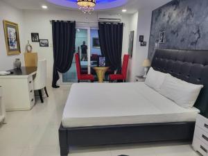 Sheryll Escapes - Kandi Palace Posh 9th floor new studio with King bed and housekeeping