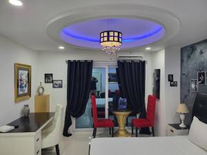 Sheryll Escapes - Kandi Palace Posh 9th floor new studio with King bed and housekeeping