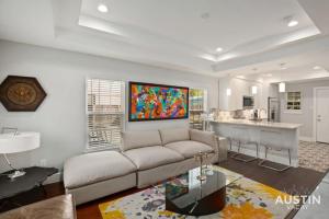 Walk to UT and E 6th in ATX House and Free Swim Club by Austin Vacay