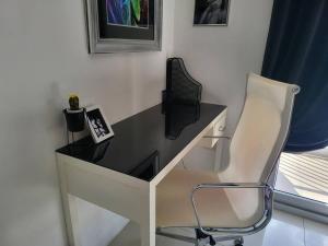 Sheryll Escapes - Kandi Tower 3 premium loft 1BR on 8th floor with 2CR & 2 balconies