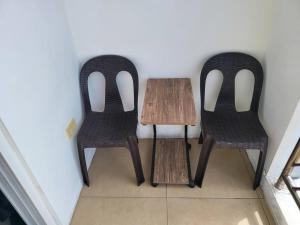 Sheryll Escapes - Kandi Tower 3 premium loft 1BR on 8th floor with 2CR & 2 balconies