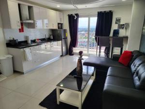 Sheryll Escapes - Kandi Tower 3 premium loft 1BR on 8th floor with 2CR & 2 balconies