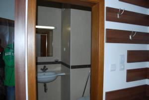 Prime location one bed apartment with hydro bath in Royal Plaza