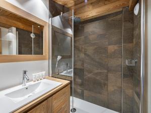 Appartement skis aux pieds à Courchevel avec parking et WIFI - FR-1-563-41