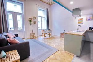 Awesome Budapest Downtown Studio w Balcony & Free Private Parking