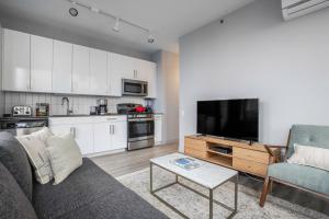 Loop 1BR wGym Roofdeck WD nr W Loop the L CHI-200