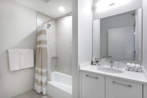 River N 1BR w Gym WD nr Mag Mile by Bluegound CHI-127