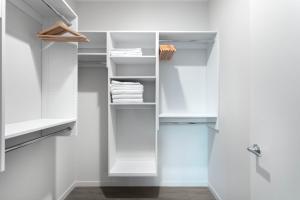 River N 1BR w Gym WD nr Mag Mile by Bluegound CHI-127