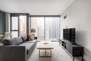Loop 1BR w Gym Pool WD nr Financial District CHI-222