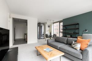 Loop 1BR w Gym Pool WD nr Financial District CHI-222