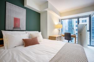 Loop 1BR w Gym Pool nr Financial District CHI-212