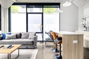 River N 1BR w Gym Rooftop nr L Parks CHI-321