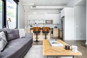 River N 1BR w Gym Rooftop nr L Parks CHI-321