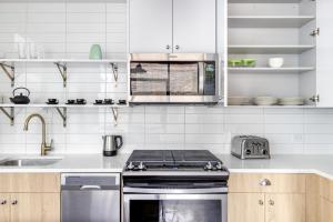 River N 1BR w Gym Rooftop nr L Parks CHI-321