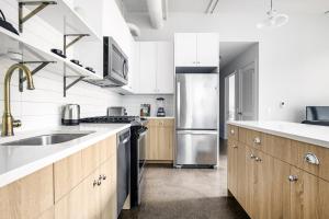 River N 1BR w Gym Rooftop nr L Parks CHI-321