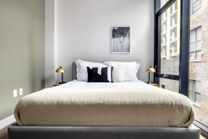 River N 1BR w Gym Rooftop nr L Parks CHI-321