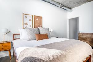 River N 1BR w Gym Pool nr L stop Beach CHI-362