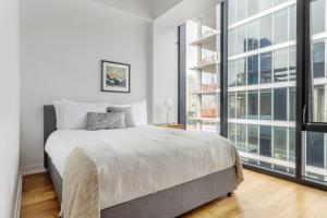 River N 1BR w Gym Rooftop 1 block to L CHI-398