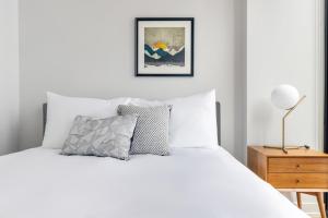 River N 1BR w Gym Rooftop 1 block to L CHI-398