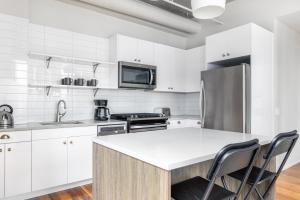 River N 1BR w Gym Rooftop 1 block to L CHI-398