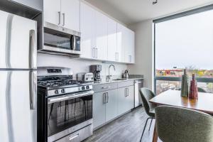 Logan Sq 2BR w Gym Roof 1 block to L CHI-373