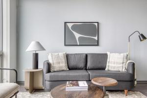 Logan Sq 1BR w Roof Gym 1 block to L CHI-479