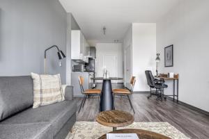 Logan Sq 1BR w Roof Gym 1 block to L CHI-479