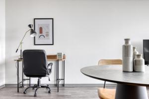 Logan Sq 1BR w Roof Gym 1 block to L CHI-479