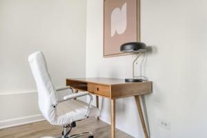 Gold Coast 1BR w Doorman Gym 2 blocks to L CHI-554