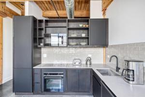 Lincoln Park 1BR w Lounge Roof Gym nr DePaul CHI-567