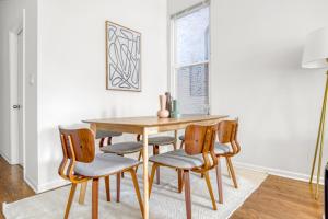 Lakeview 3BR 3 blocks to Wrigleyville dining L CHI-610