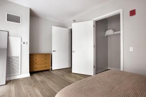 Loop 1BR w gym pool lounge 1 block from L CHI-671