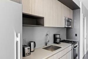 S Loop 1BR w pool gym spa nr Grant Park CHI-744