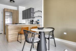 W Loop 1BR w Gym Coworking nr UIC CHI-754