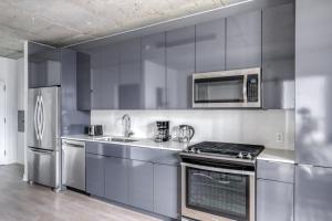 River North 1br w gym pool roof nr Riverwalk CHI-821