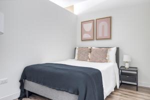 South Loop jr 1br w pool gym nr Grant Park CHI-859